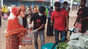 বাজারের চেয়ে অর্ধেক দামে নিত্যপ্রয়োজনীয় জিনিস কিনছে অসহায় মানুষ। ঠাকুরগাঁও শহরের চৌরাস্তার সমবায় মার্কেট