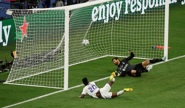 Vinicius wrapped the ball in the net with a light touch, and in the end there was a gap.