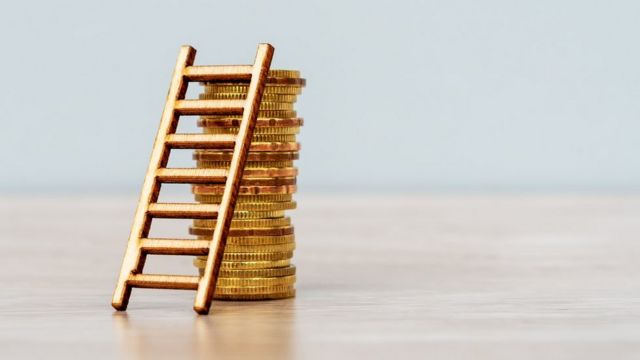 Gold How is the price determined, and why does it fluctuate