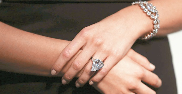 Many companies are selling fake diamond jewelery as genuine
