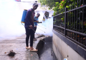 মশার প্রজননস্থলে কীটনাশক ছিটাচ্ছেন চট্টগ্রাম সিটি করপোরেশনের পরিচ্ছন্নতাকর্মীরা।